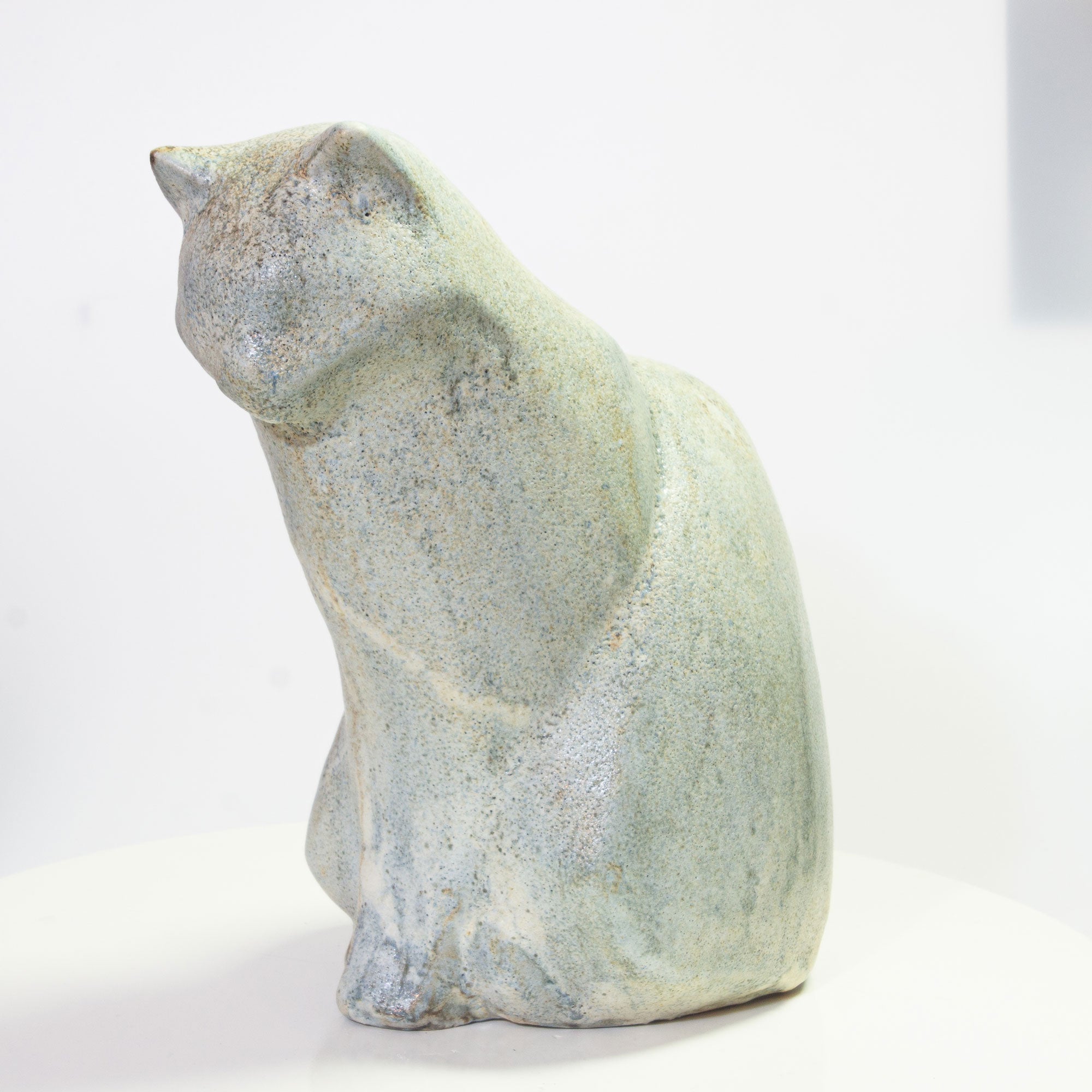 Katze sitzend in matt Weiß mit Struktur