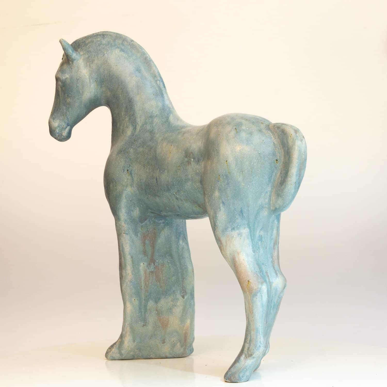 Hellblaues Pferd stehend