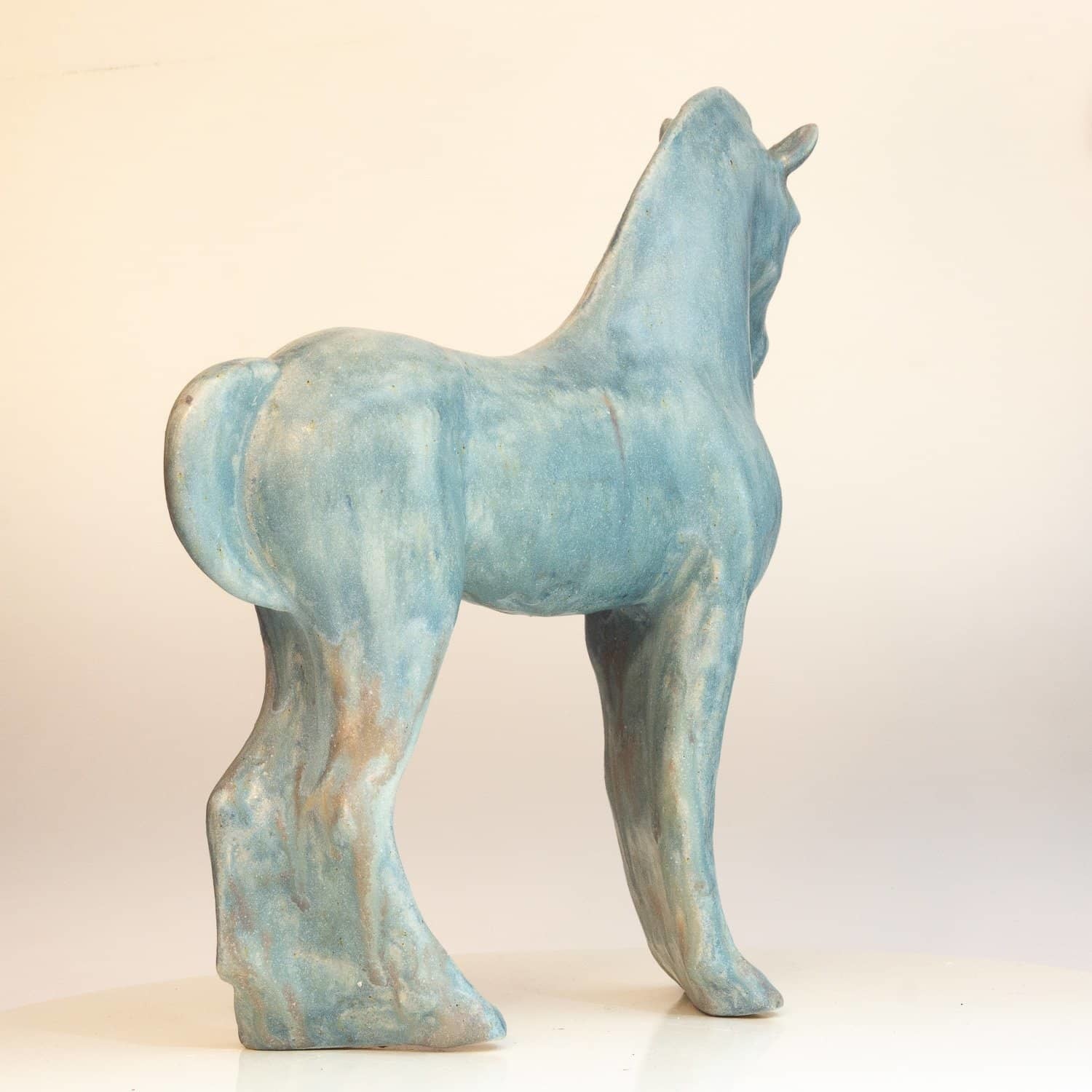 Hellblaues Pferd stehend