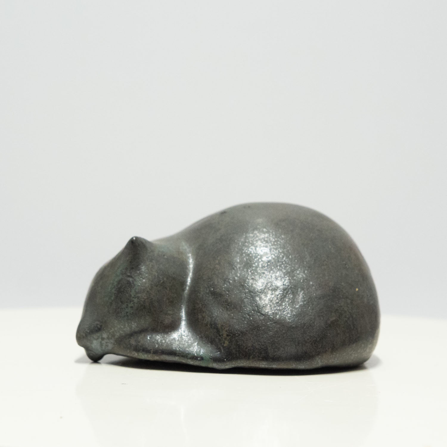 N°80 - Kleine, zusammengerollte Katze schwarz mit Struktur