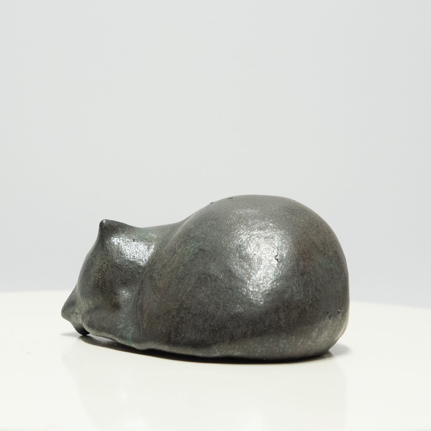 N°80 - Kleine, zusammengerollte Katze schwarz mit Struktur