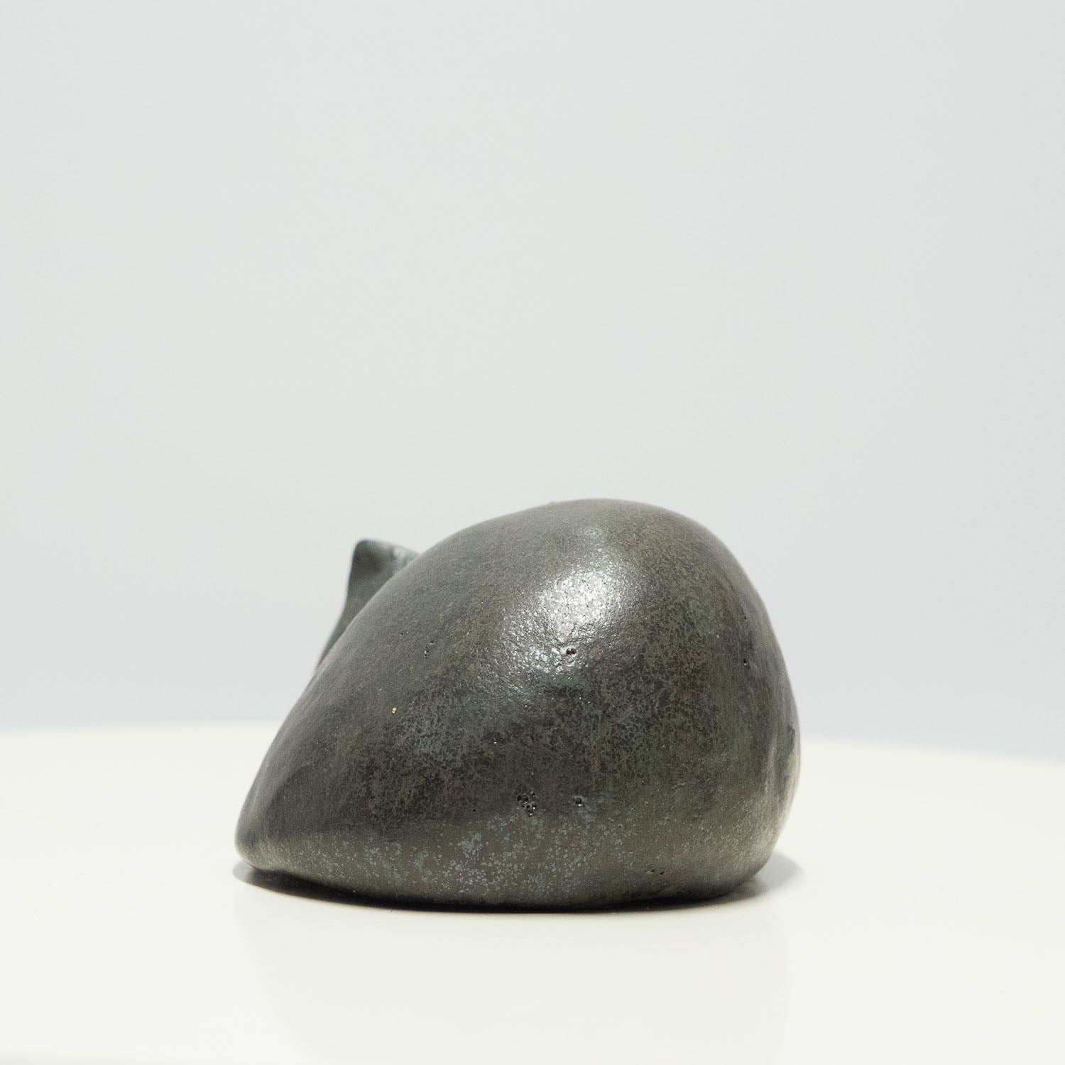 N°80 - Kleine, zusammengerollte Katze schwarz mit Struktur