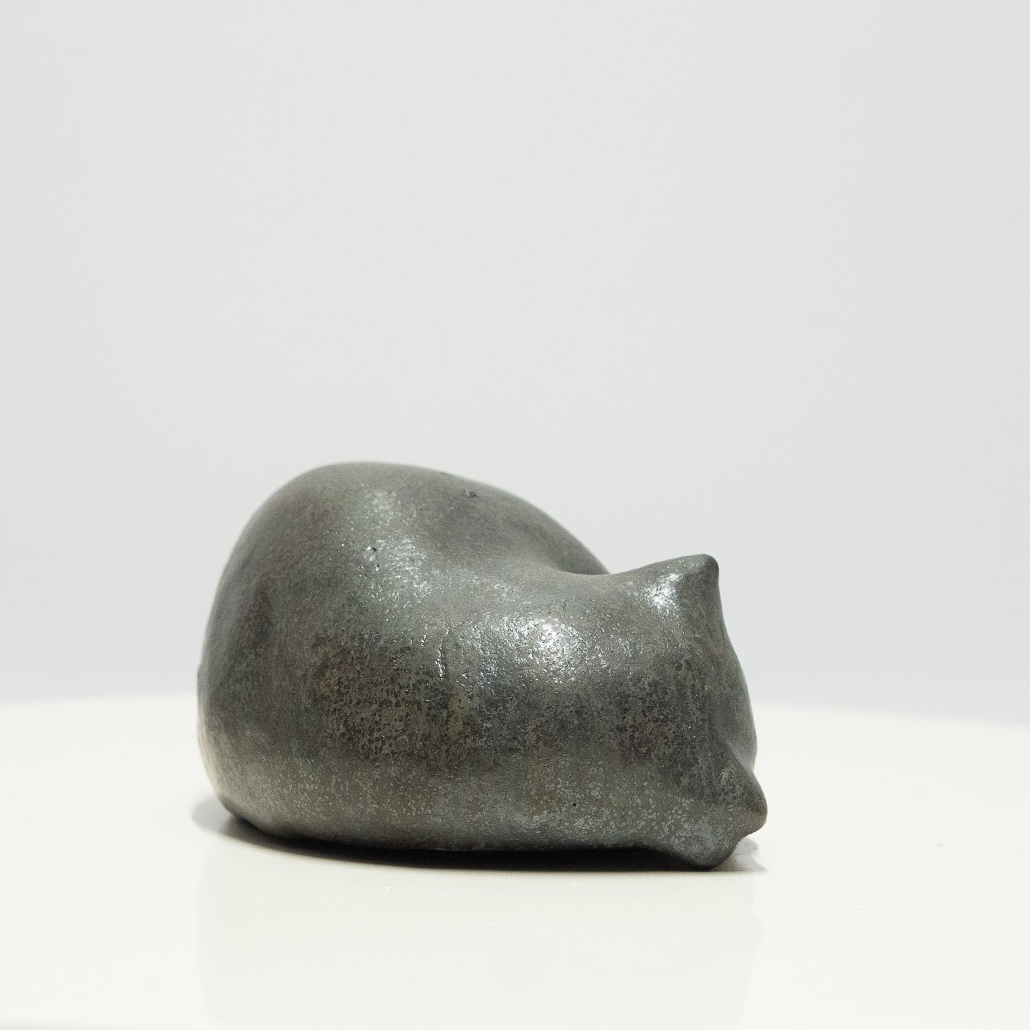 N°80 - Kleine, zusammengerollte Katze schwarz mit Struktur