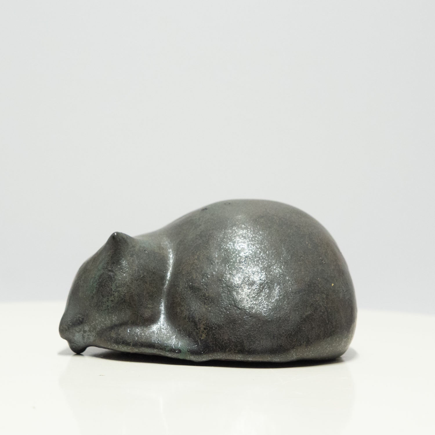 N°80 - Kleine, zusammengerollte Katze schwarz mit Struktur