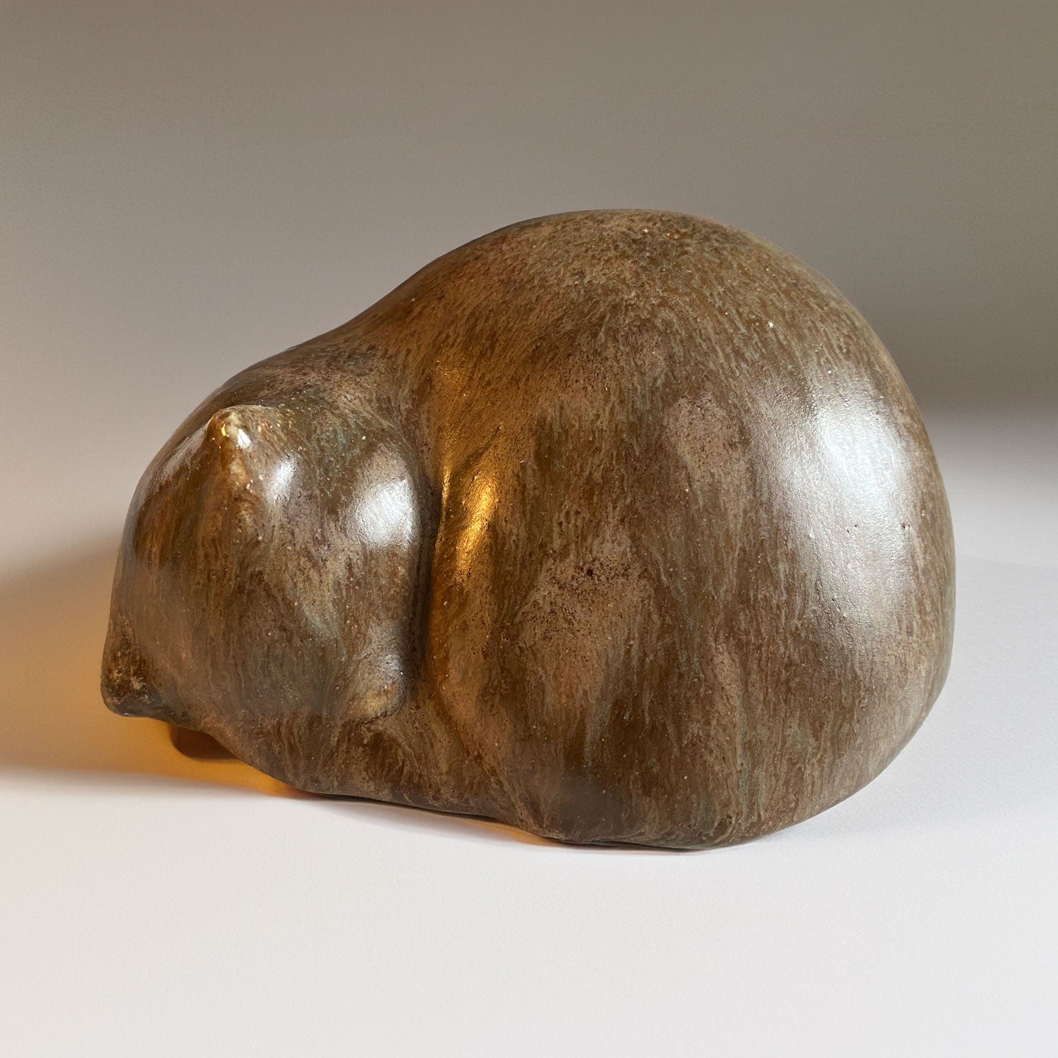 N°83  Kleine, zusammengerollte Keramik-Katze getigert