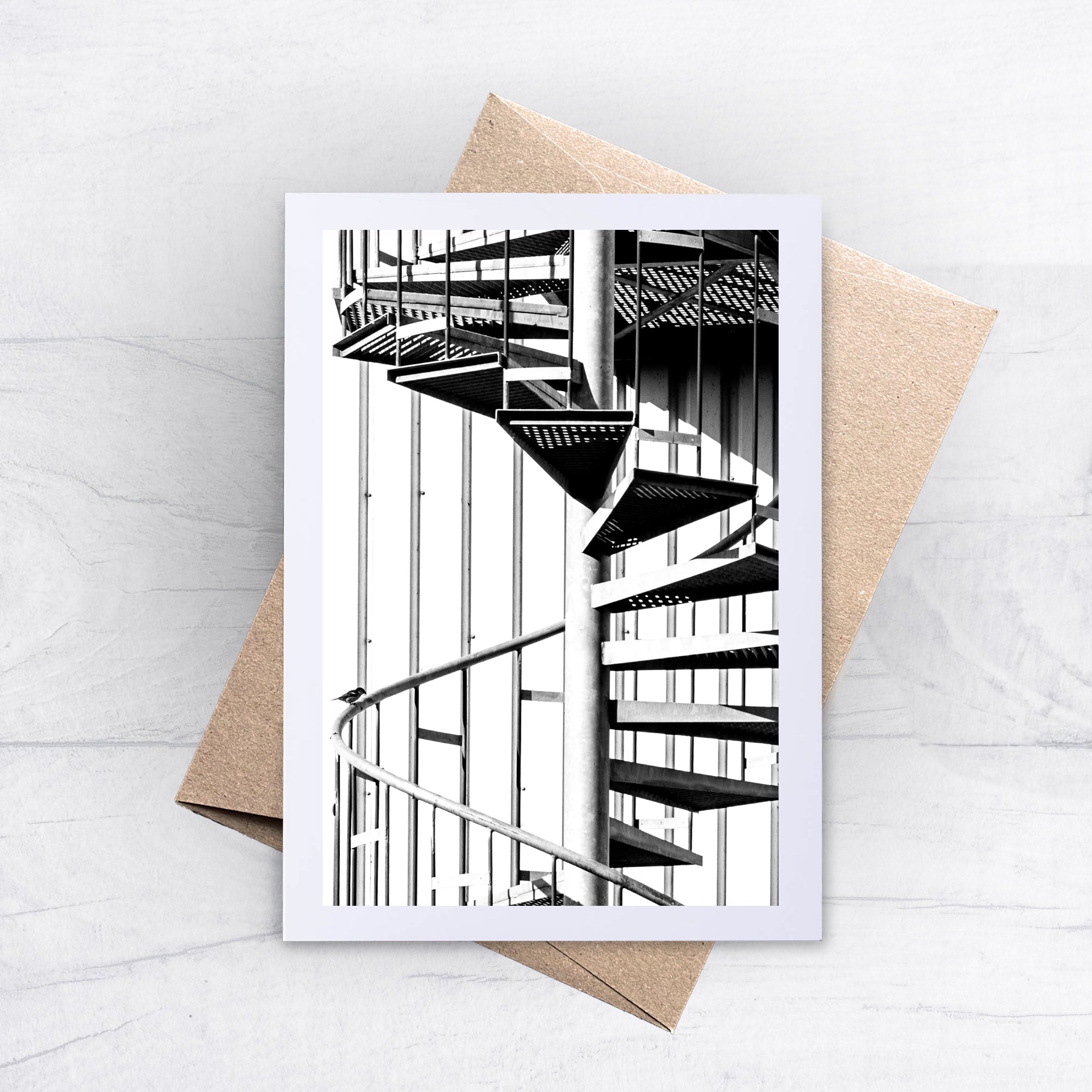 Karte N° 003 | Wendeltreppe mit Vogel