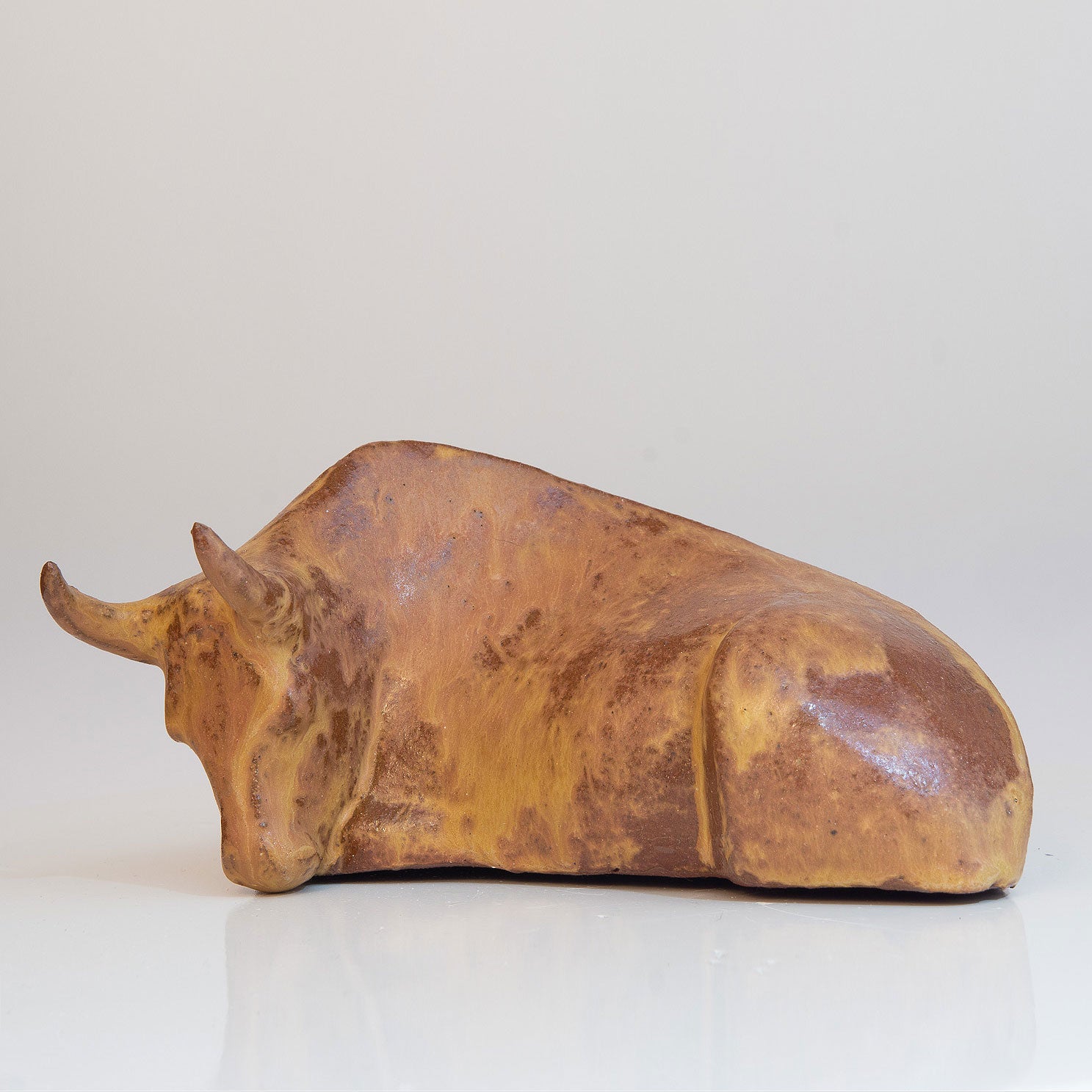 Liegender Stier aus Keramik mit orangebrauner Glasur
