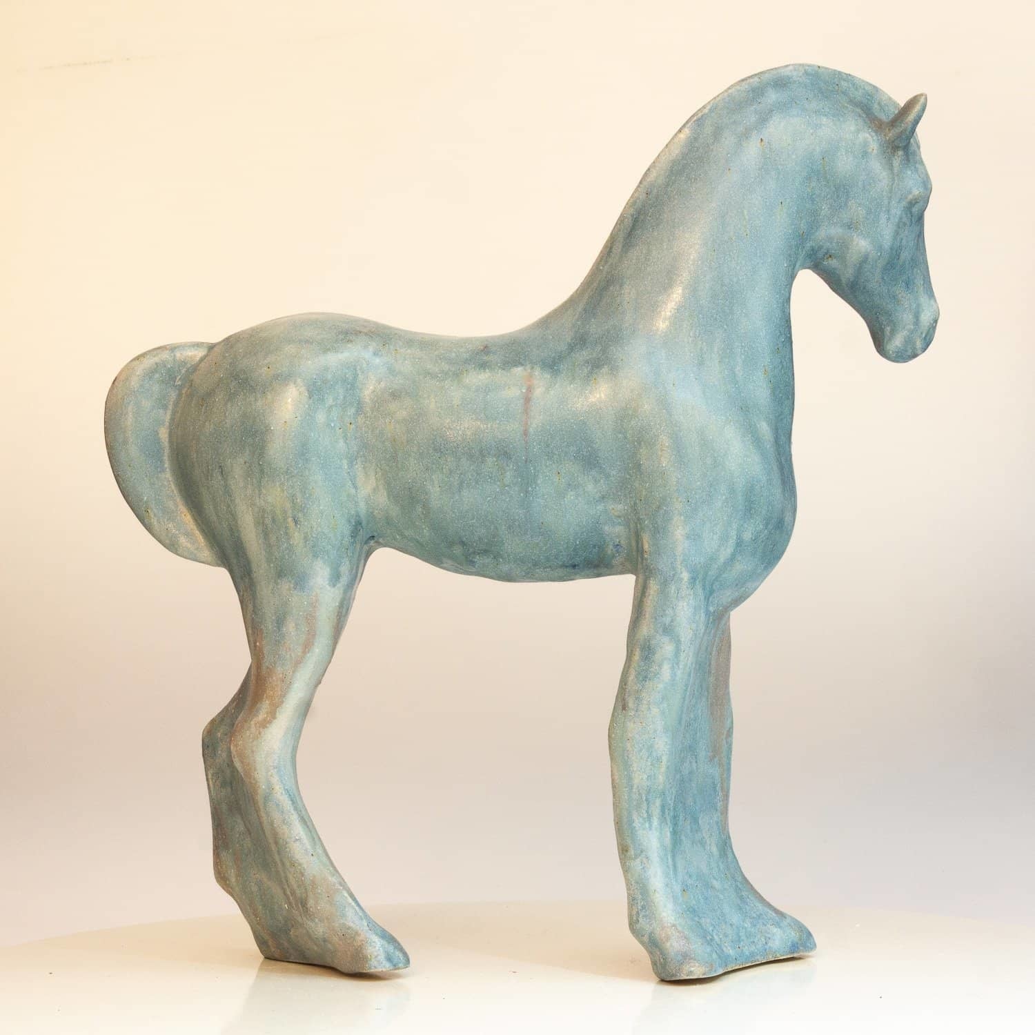Hellblaues Pferd stehend